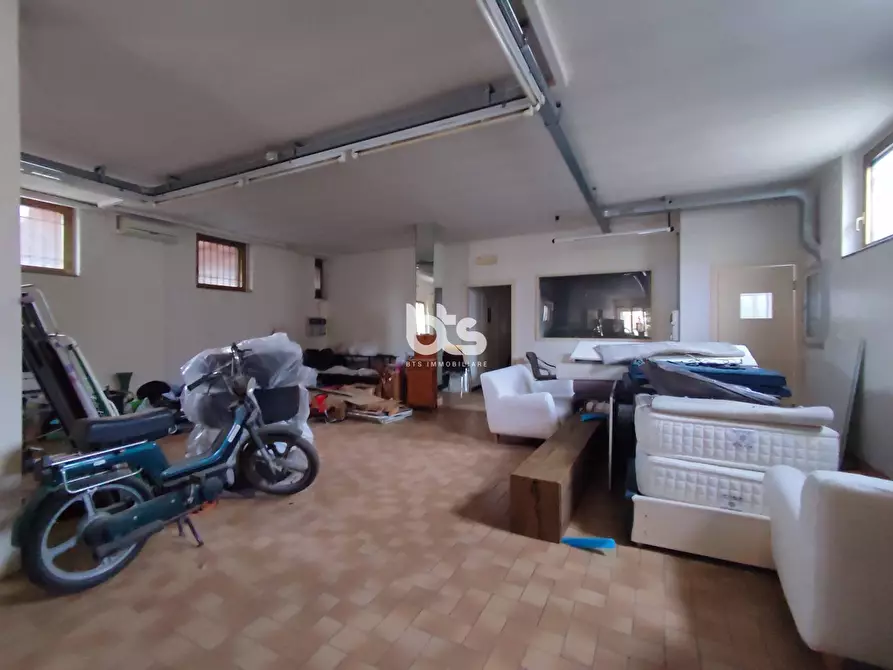 Immagine 3 di Attività commerciale in affitto  in via carebbio a Cazzago San Martino