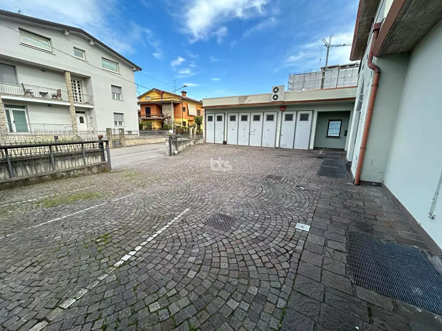 Immagine 4 di Locale commerciale in vendita  in via sarnico 11 a Capriolo