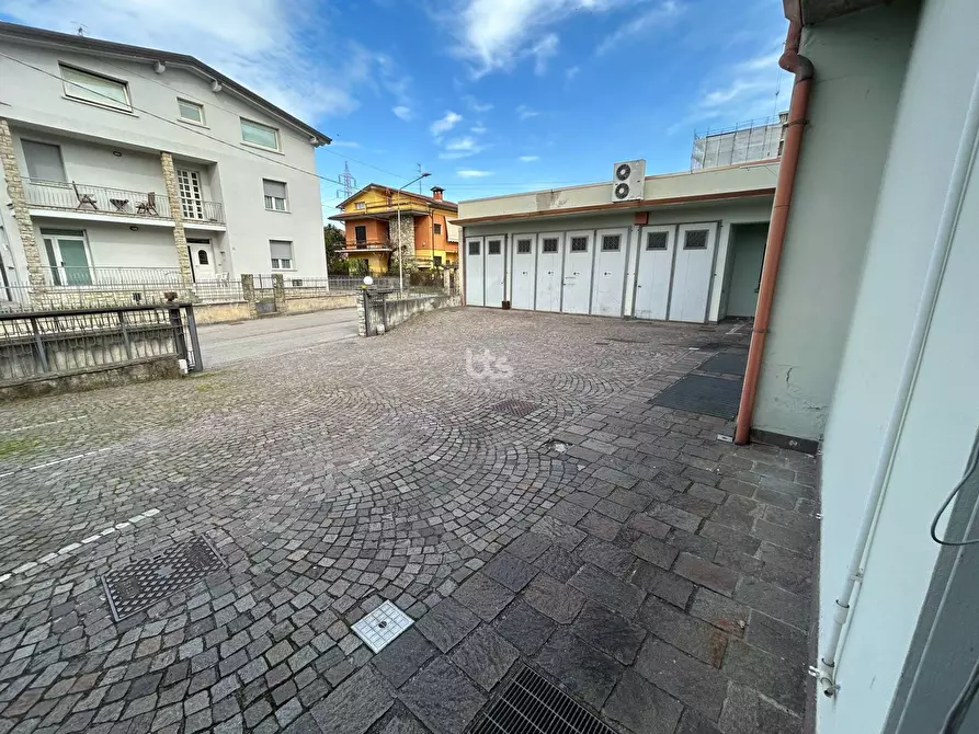 Immagine 5 di Locale commerciale in vendita  in via sarnico 11 a Capriolo