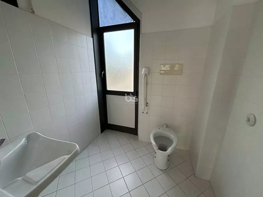 Immagine 12 di Locale commerciale in vendita  in via sarnico 11 a Capriolo