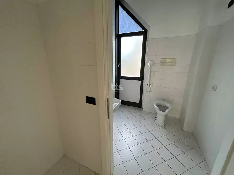 Immagine 13 di Locale commerciale in vendita  in via sarnico 11 a Capriolo