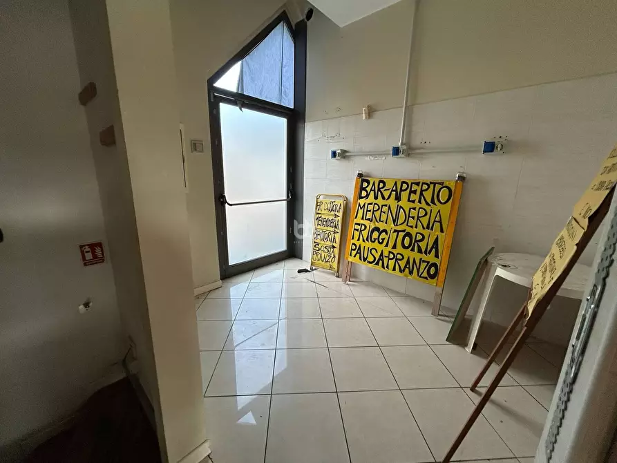 Immagine 6 di Locale commerciale in vendita  in via sarnico 11 a Capriolo