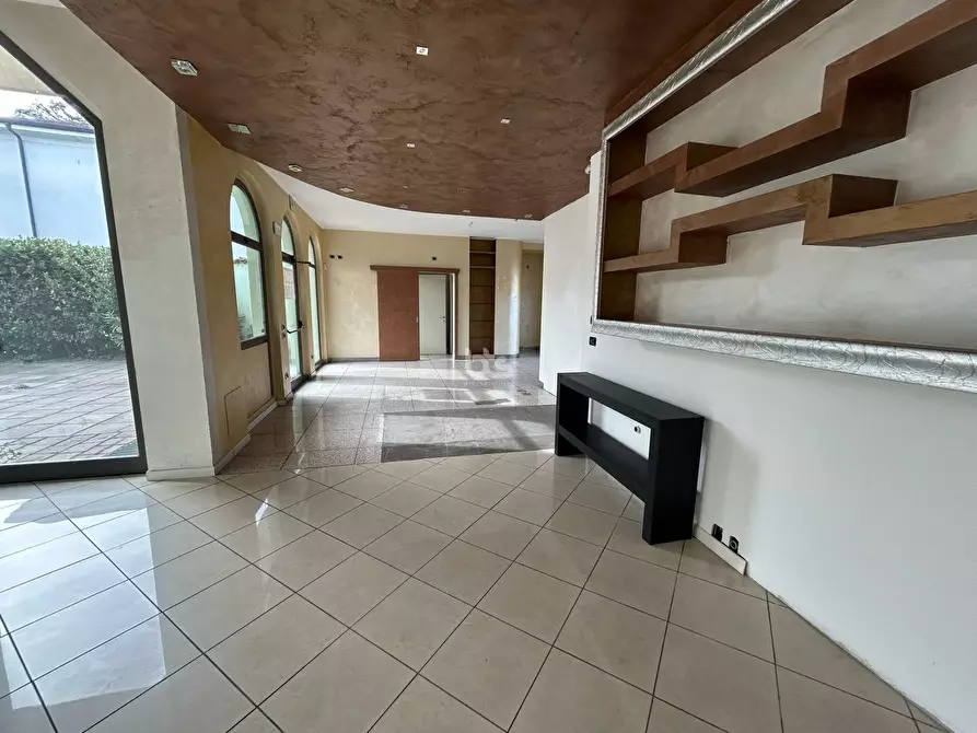 Immagine 8 di Locale commerciale in vendita  in via sarnico 11 a Capriolo