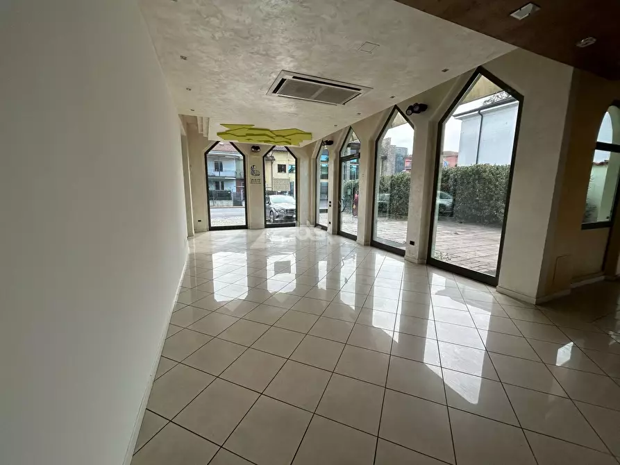 Immagine 14 di Locale commerciale in vendita  in via sarnico 11 a Capriolo