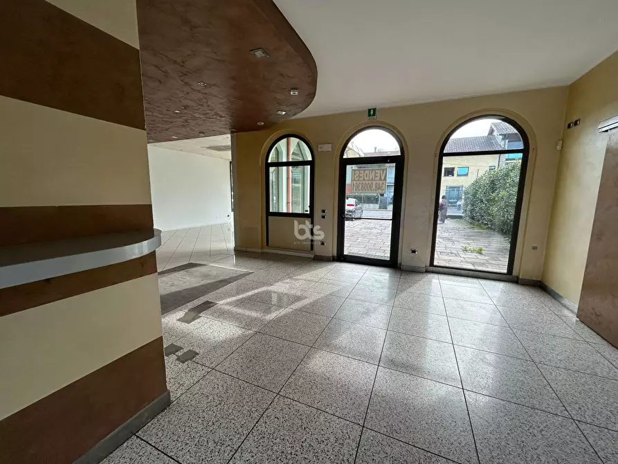 Immagine 7 di Locale commerciale in vendita  in via sarnico 11 a Capriolo