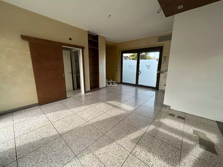 Immagine 10 di Locale commerciale in vendita  in via sarnico 11 a Capriolo