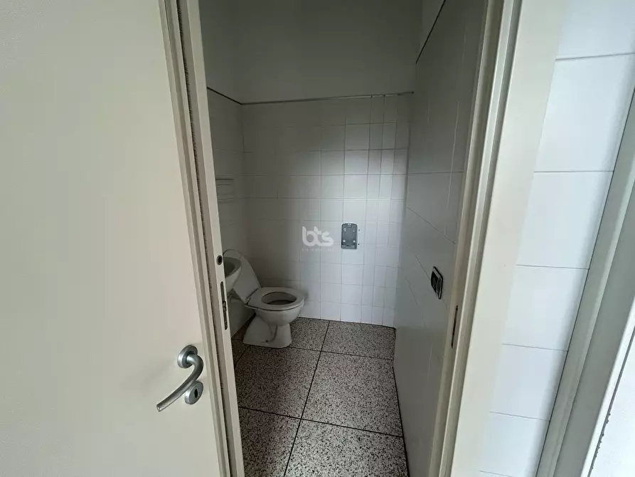 Immagine 17 di Locale commerciale in vendita  in via sarnico 11 a Capriolo