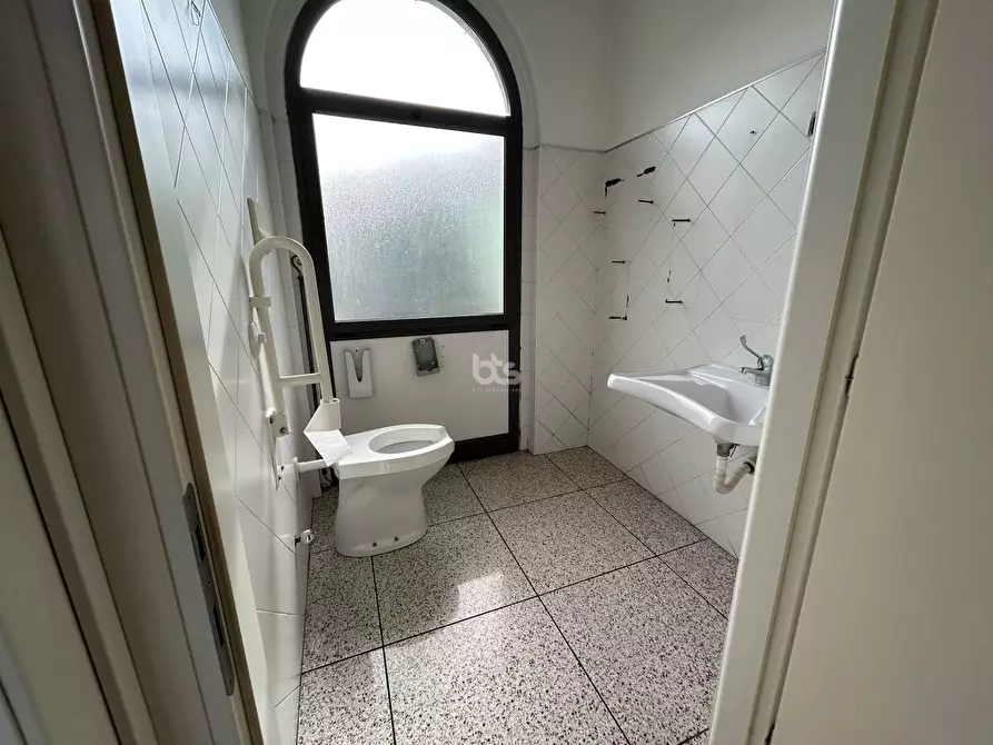 Immagine 15 di Locale commerciale in vendita  in via sarnico 11 a Capriolo