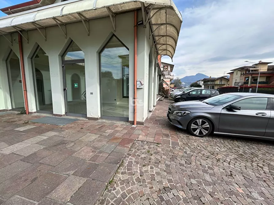 Immagine 2 di Locale commerciale in vendita  in via sarnico 11 a Capriolo