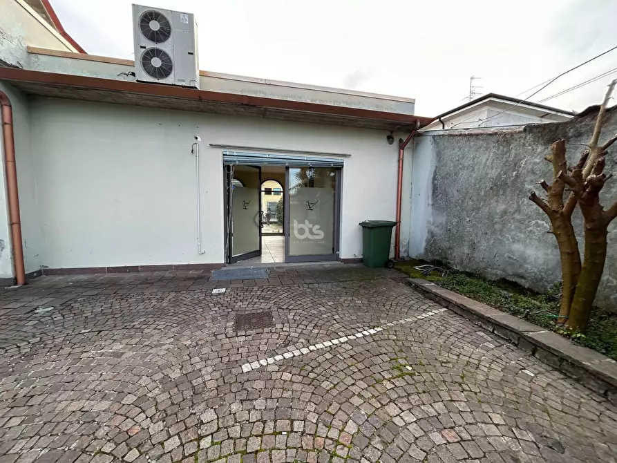 Immagine 3 di Locale commerciale in vendita  in via sarnico 11 a Capriolo