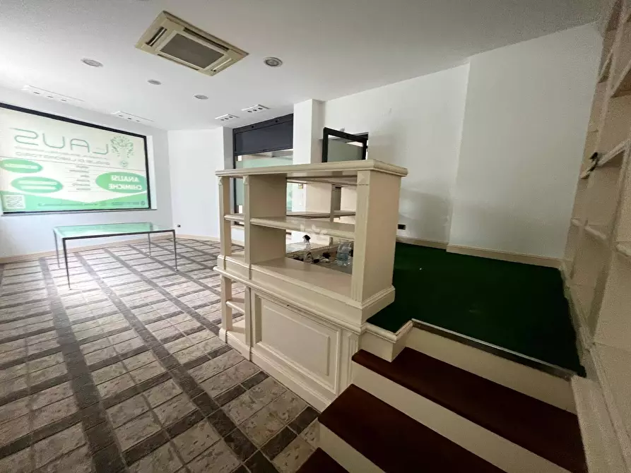 Immagine 3 di Locale commerciale in vendita  in via prati a Sarnico