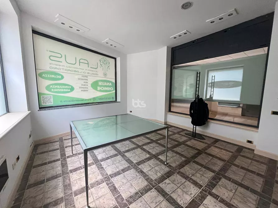 Immagine 1 di Locale commerciale in vendita  in via prati a Sarnico