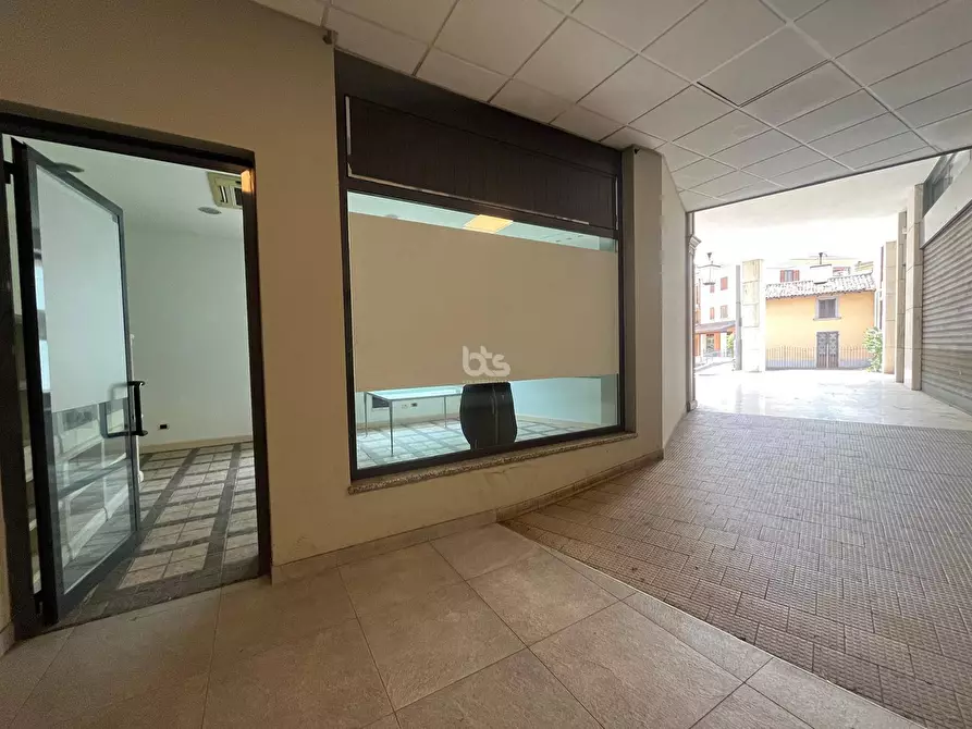 Immagine 8 di Locale commerciale in vendita  in via prati a Sarnico