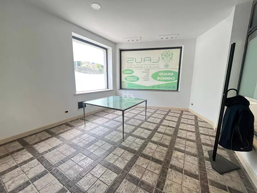 Immagine 2 di Locale commerciale in vendita  in via prati a Sarnico