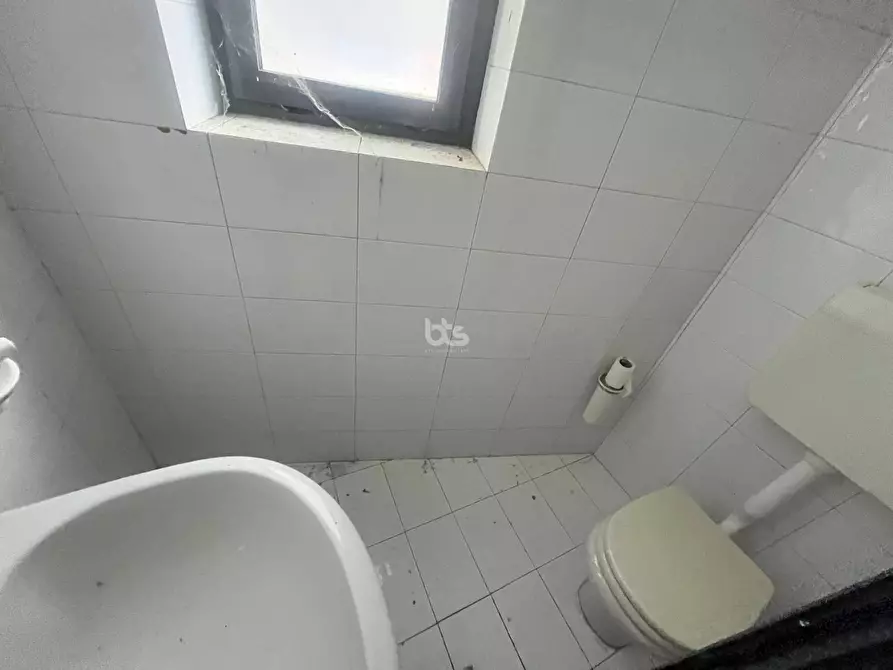 Immagine 6 di Locale commerciale in vendita  in via prati a Sarnico