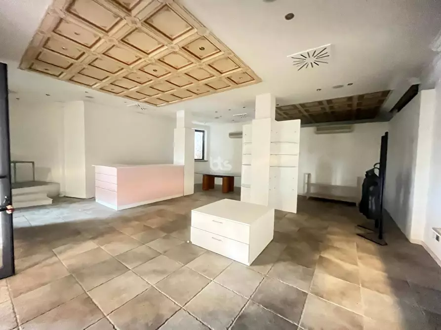 Immagine 1 di Locale commerciale in vendita  in via prati a Sarnico