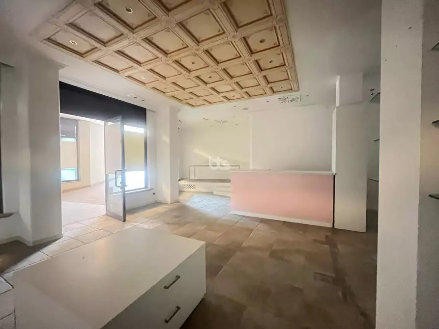 Immagine 5 di Locale commerciale in vendita  in via prati a Sarnico