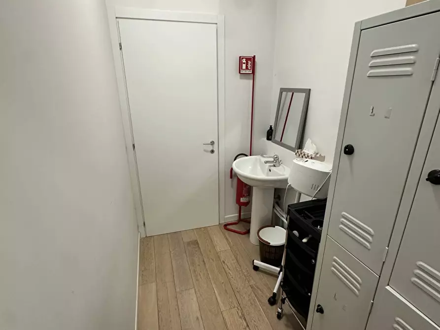 Immagine 8 di Locale commerciale in vendita  in Via Principe Umberto 15 a Almenno San Bartolomeo