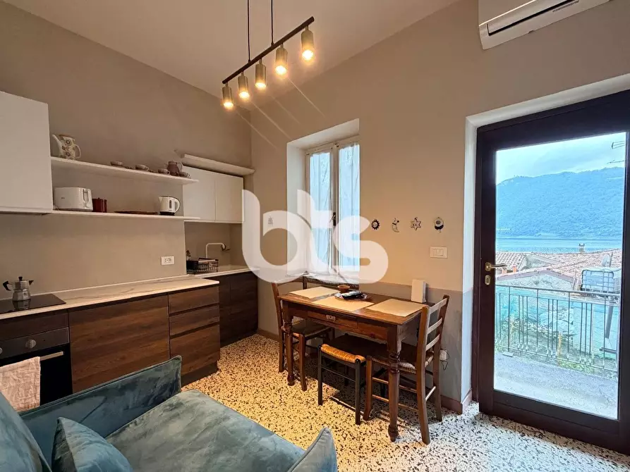 Immagine 1 di Appartamento in vendita  in via carebbio a Sale Marasino