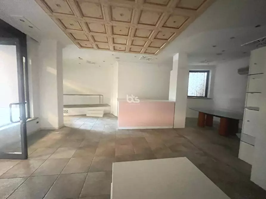 Immagine 3 di Locale commerciale in vendita  in via prati a Sarnico