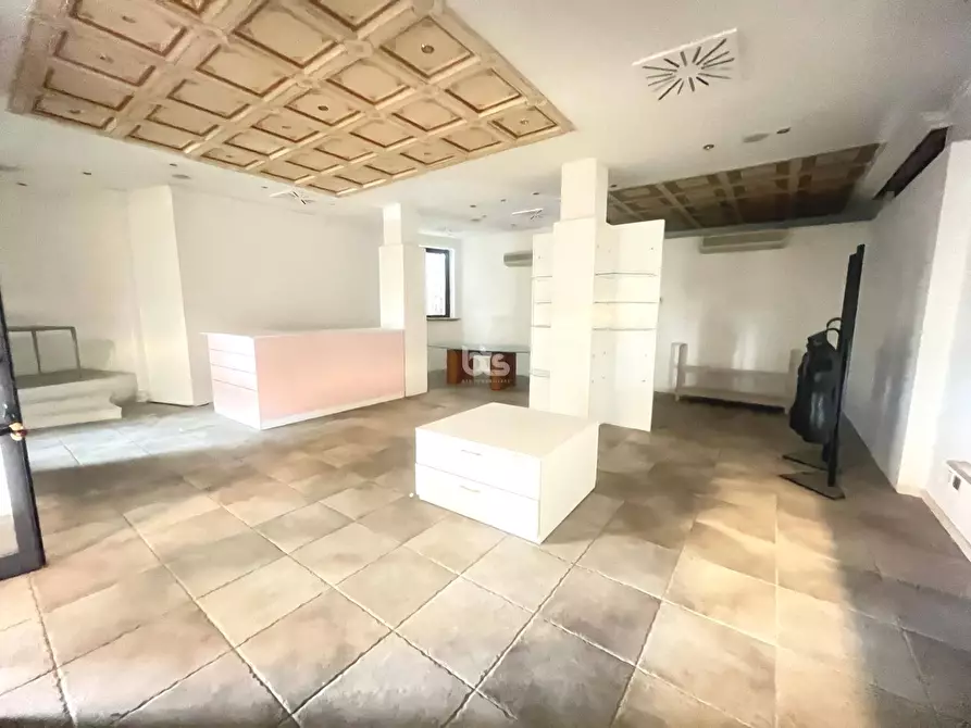 Immagine 2 di Locale commerciale in vendita  in via prati a Sarnico