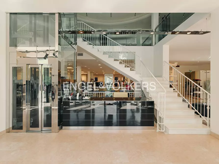 Immagine 2 di Locale commerciale in affitto  a Ancona