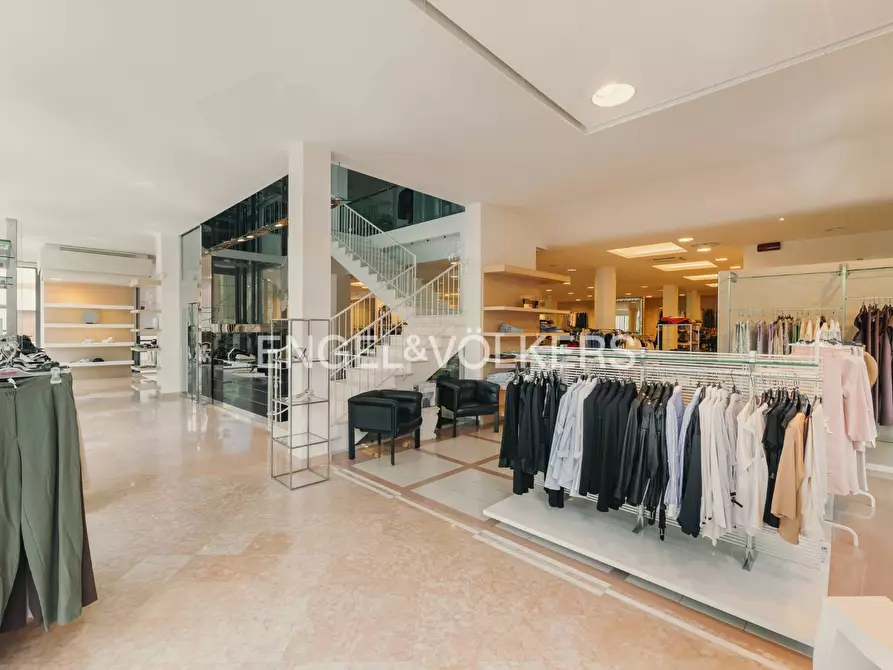 Immagine 3 di Locale commerciale in affitto  a Ancona