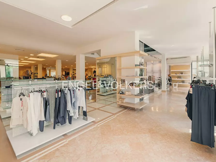 Immagine 4 di Locale commerciale in affitto  a Ancona