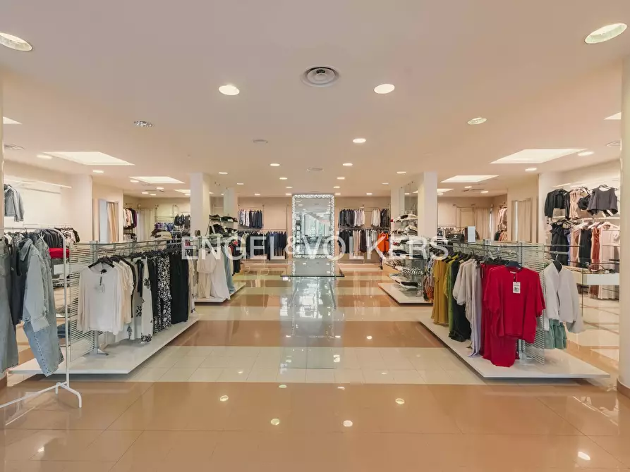 Immagine 6 di Locale commerciale in affitto  a Ancona