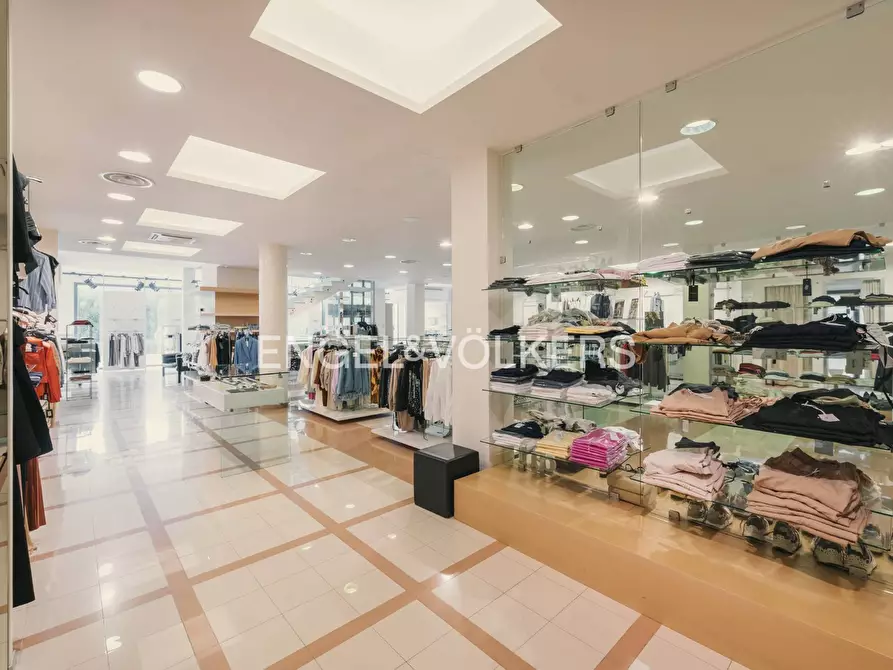 Immagine 8 di Locale commerciale in affitto  a Ancona