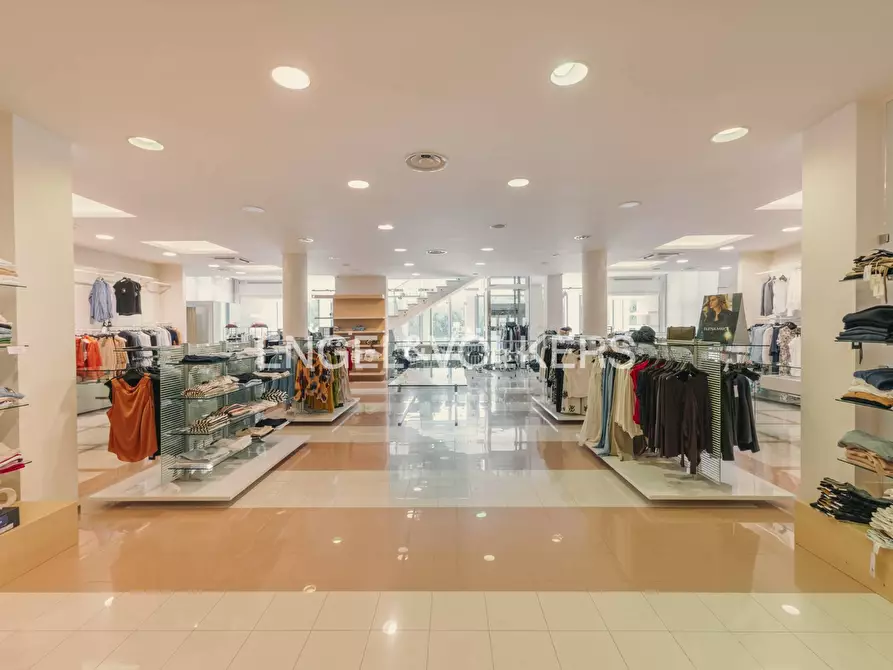 Immagine 9 di Locale commerciale in affitto  a Ancona