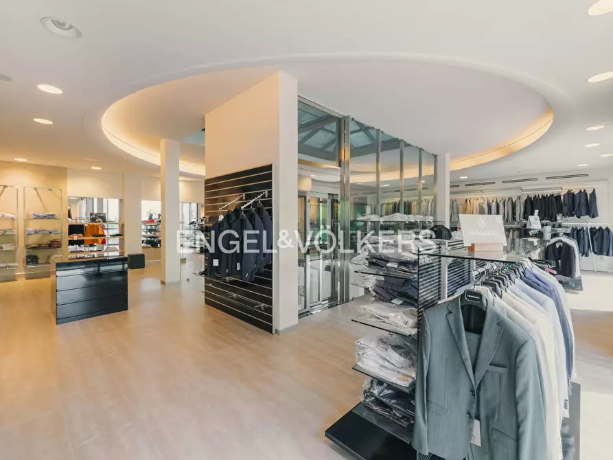 Immagine 10 di Locale commerciale in affitto  a Ancona