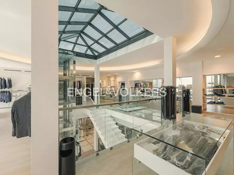 Immagine 11 di Locale commerciale in affitto  a Ancona