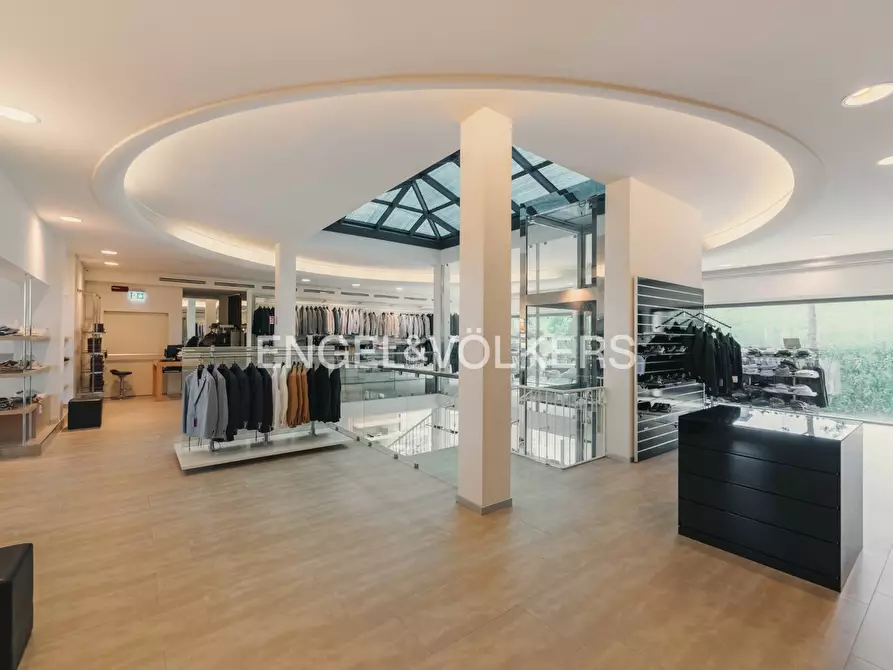 Immagine 12 di Locale commerciale in affitto  a Ancona