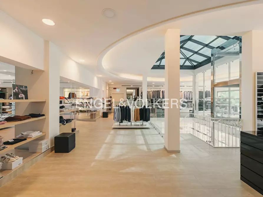 Immagine 13 di Locale commerciale in affitto  a Ancona