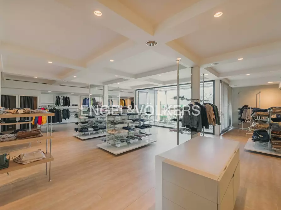 Immagine 14 di Locale commerciale in affitto  a Ancona