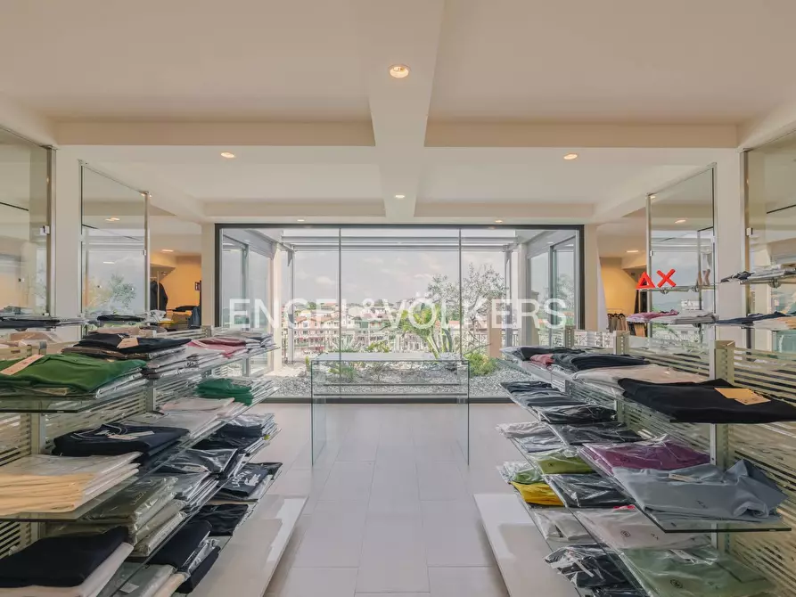 Immagine 15 di Locale commerciale in affitto  a Ancona