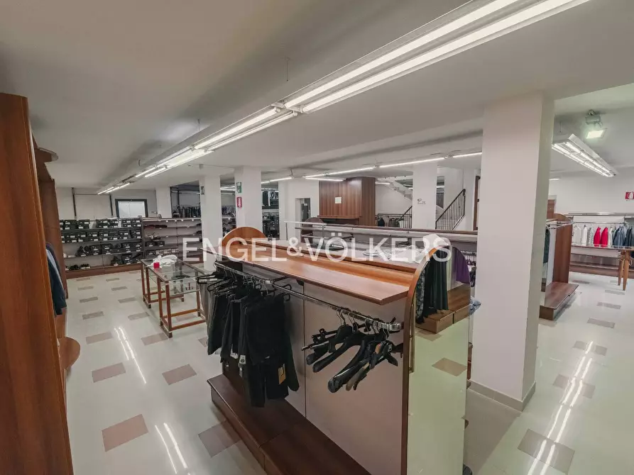 Immagine 17 di Locale commerciale in affitto  a Ancona