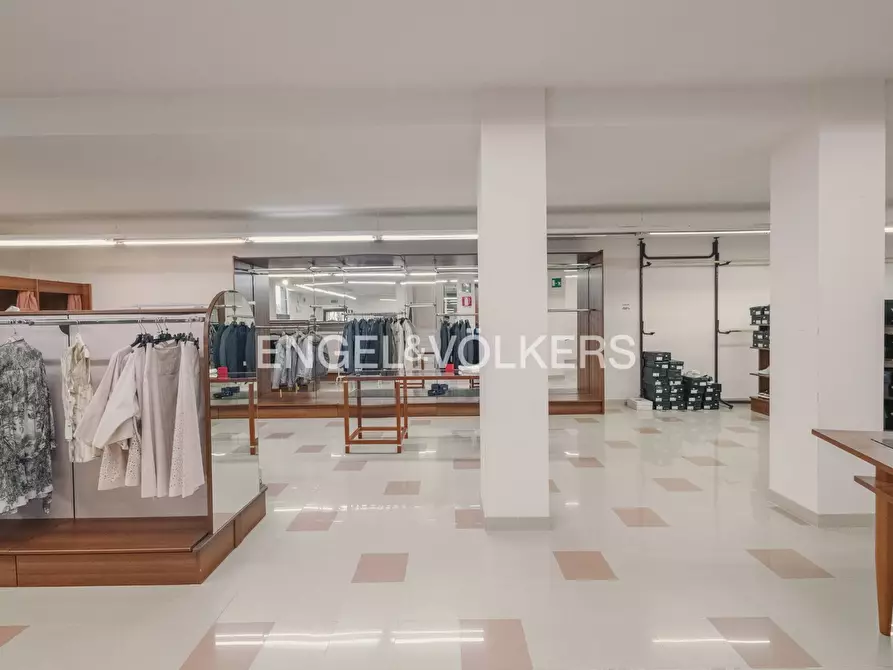 Immagine 18 di Locale commerciale in affitto  a Ancona