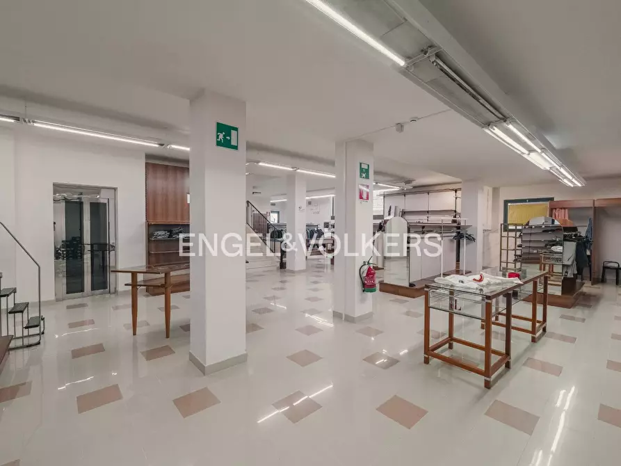 Immagine 19 di Locale commerciale in affitto  a Ancona