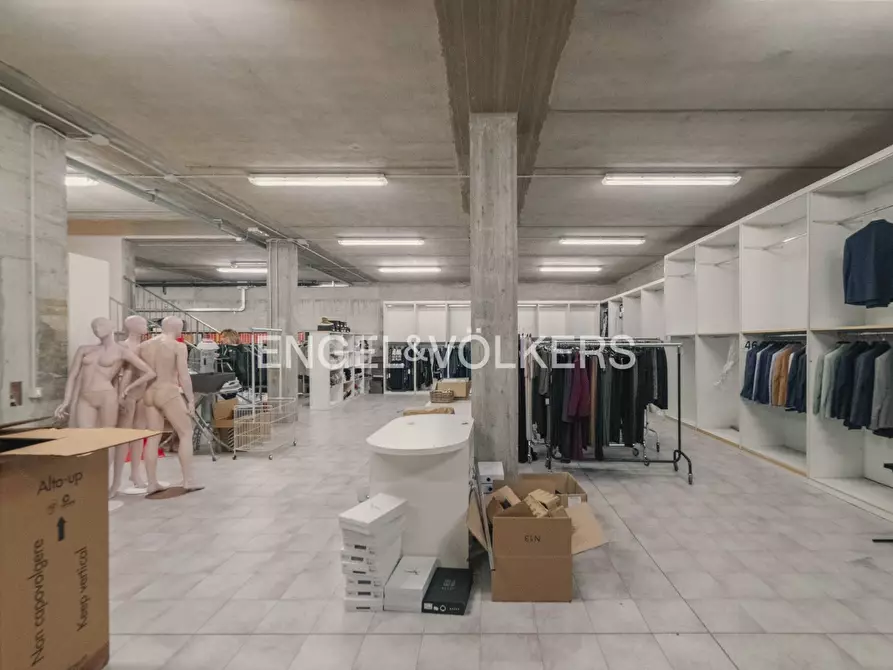 Immagine 21 di Locale commerciale in affitto  a Ancona