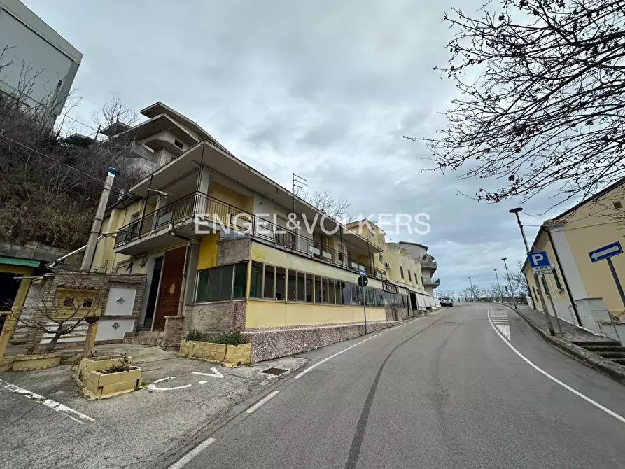 Immagine 26 di Locale commerciale in vendita  in via santa lucia snc a Silvi