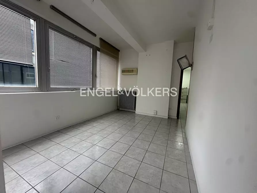 Immagine 9 di Ufficio in vendita  in Corso Vittorio Emanuele II 163 a Pescara