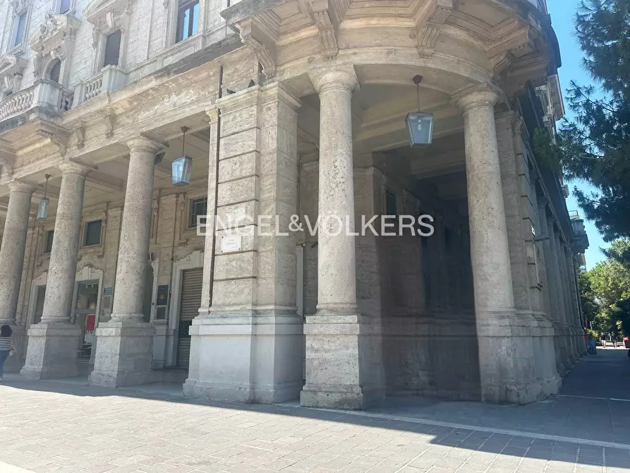 Immagine 3 di Locale commerciale in affitto  in Corso Umberto I 105 a Pescara