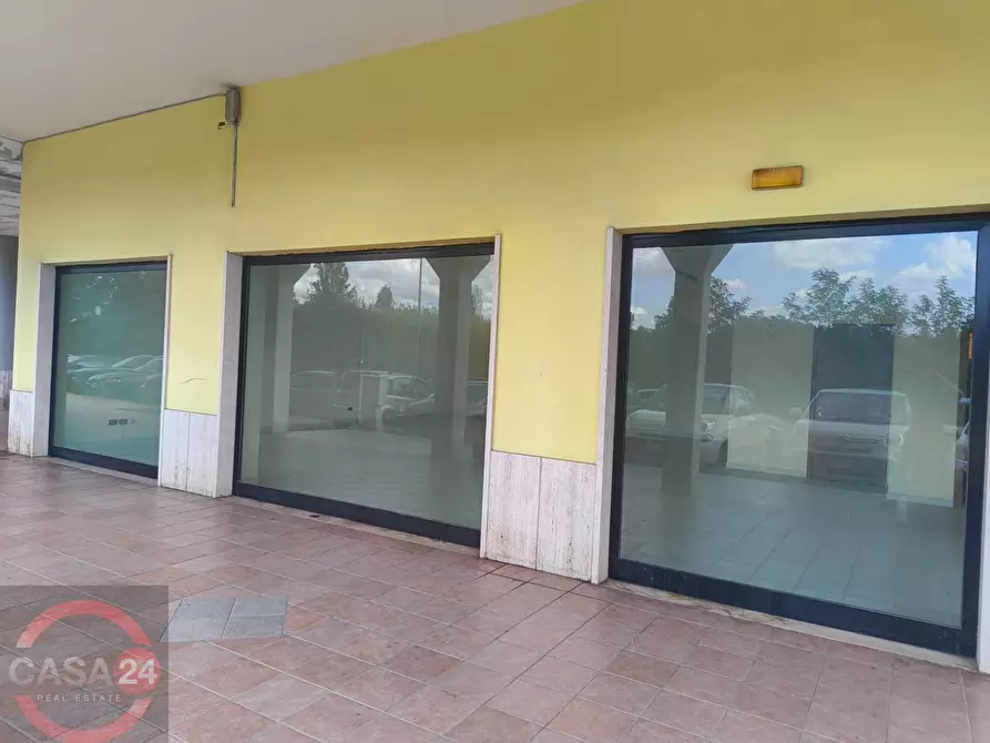 Immagine 2 di Locale commerciale in affitto  a Latina