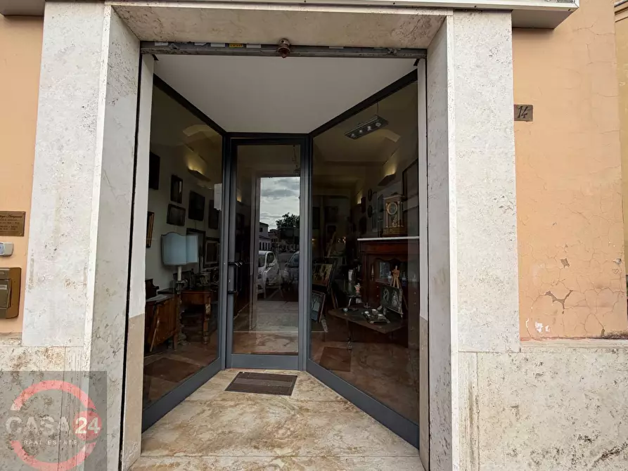 Immagine 19 di Locale commerciale in vendita  in Piazza San Marco a Latina