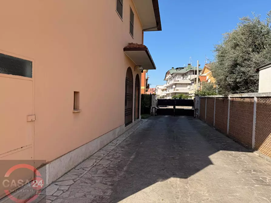 Immagine 38 di Villa in vendita  in Strada Carrara a Latina