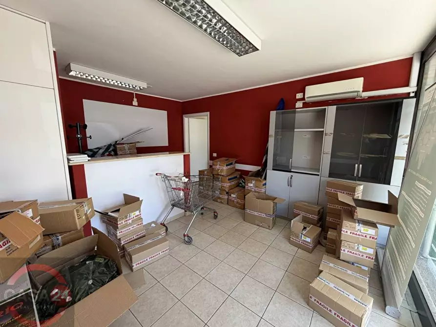 Immagine 2 di Locale commerciale in vendita  in Via dell'Irto a Bassiano