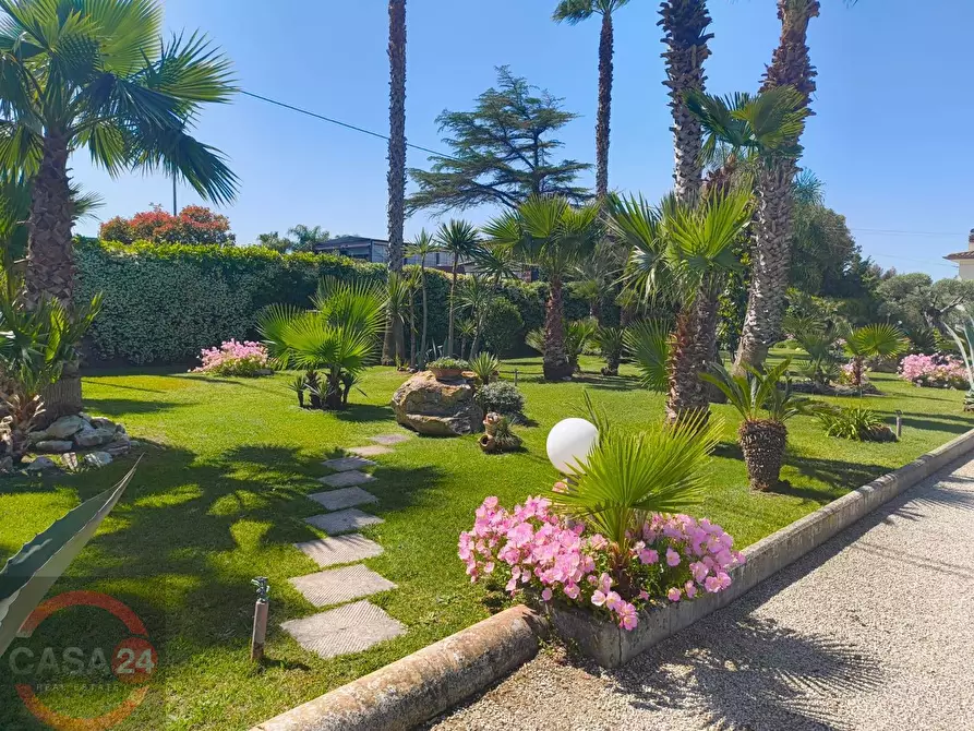 Immagine 1 di Villa in vendita  in via Pontina km 80 a Latina