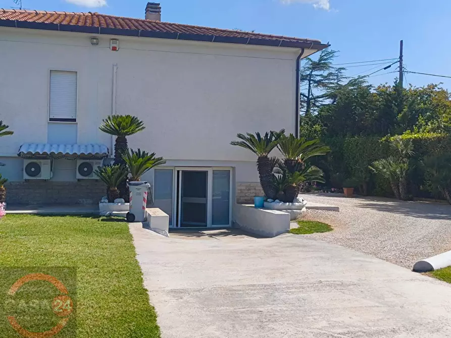 Immagine 28 di Villa in vendita  in via Pontina km 80 a Latina